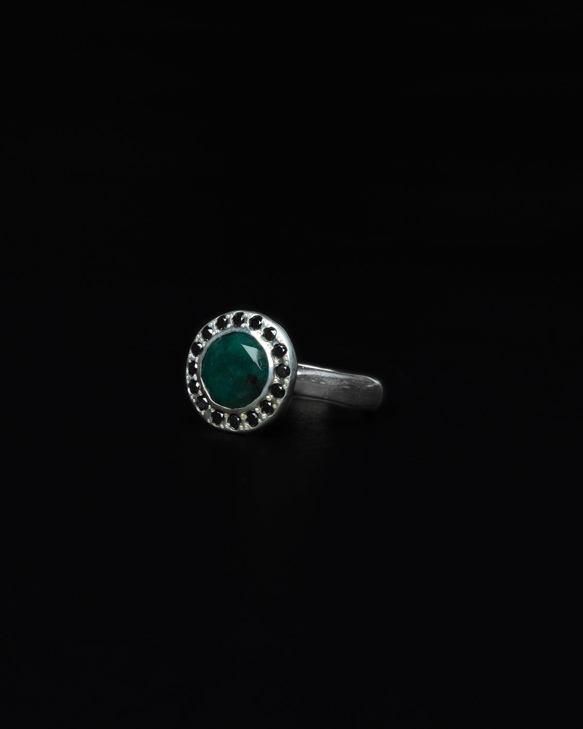 Middle Halo Ring Emerald & Black Diamond