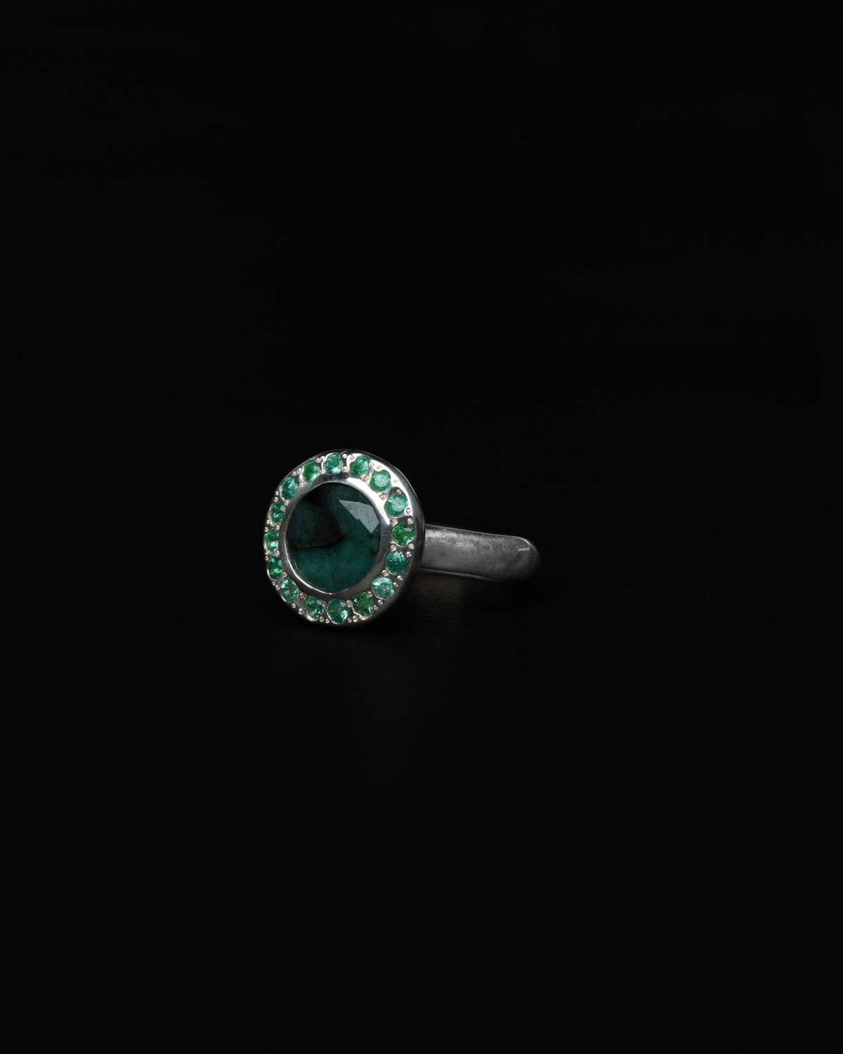 Middle Halo Ring Emerald