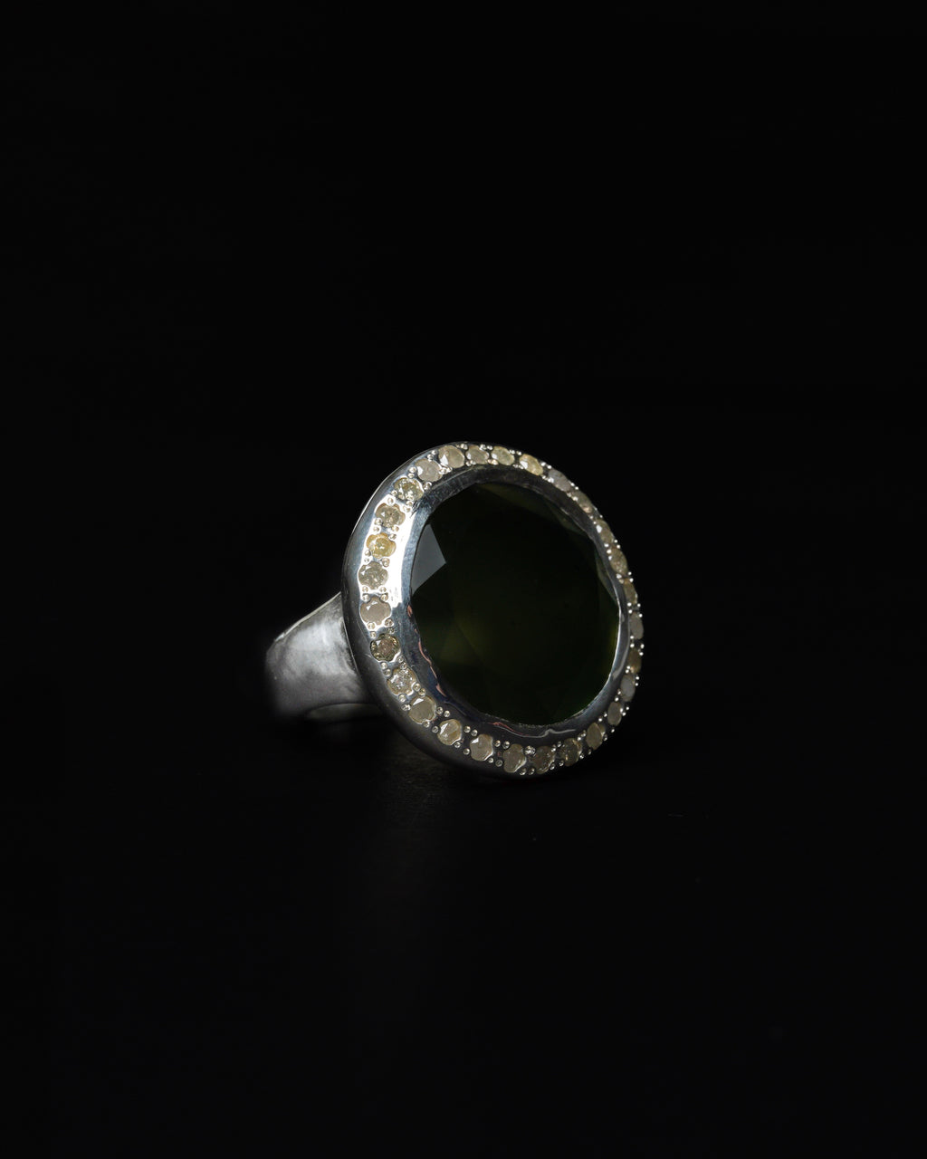 Big Halo Ring Serpentine & Ice Diamond