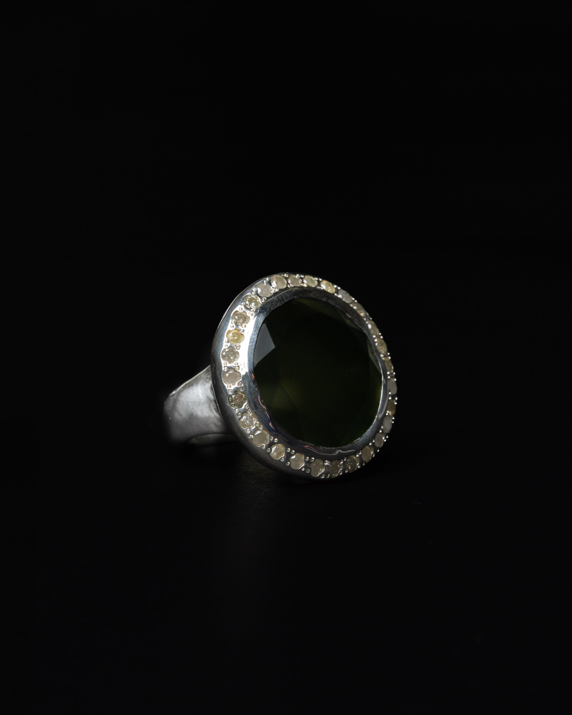 Big Halo Ring Serpentine & Ice Diamond