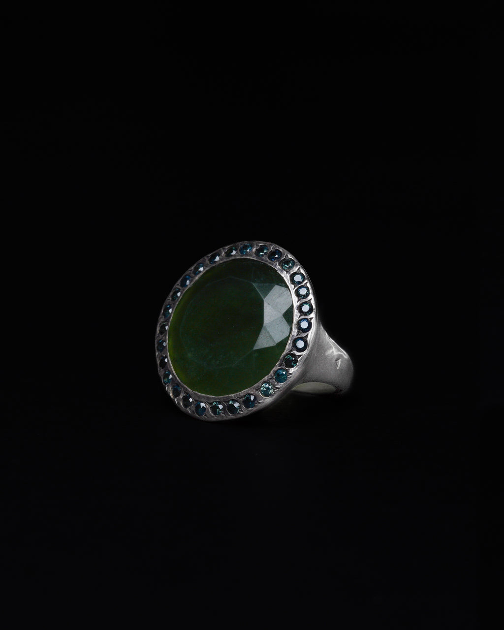 BIg Halo Ring Serpentine & Blue Sapphire