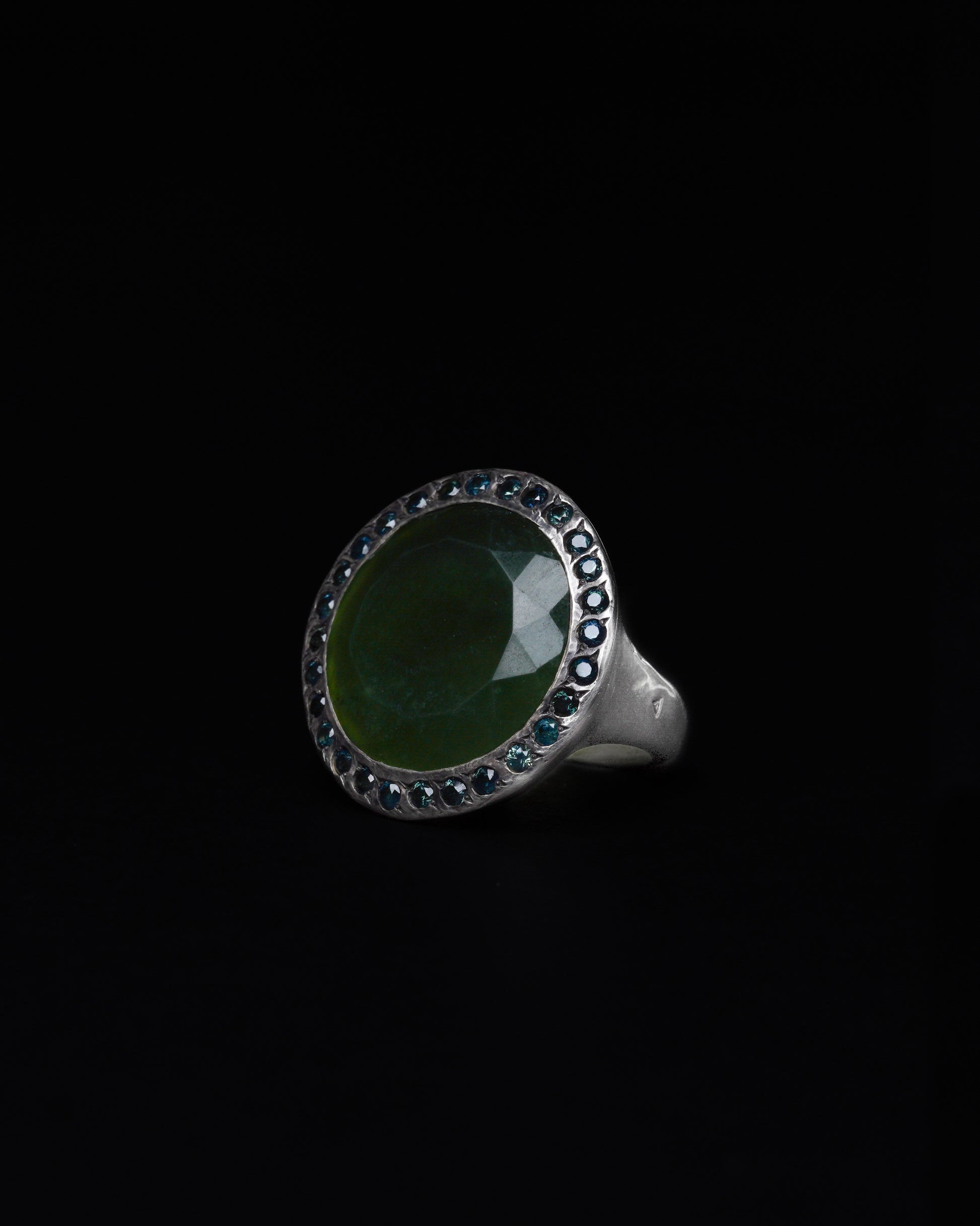 BIg Halo Ring Serpentine & Blue Sapphire