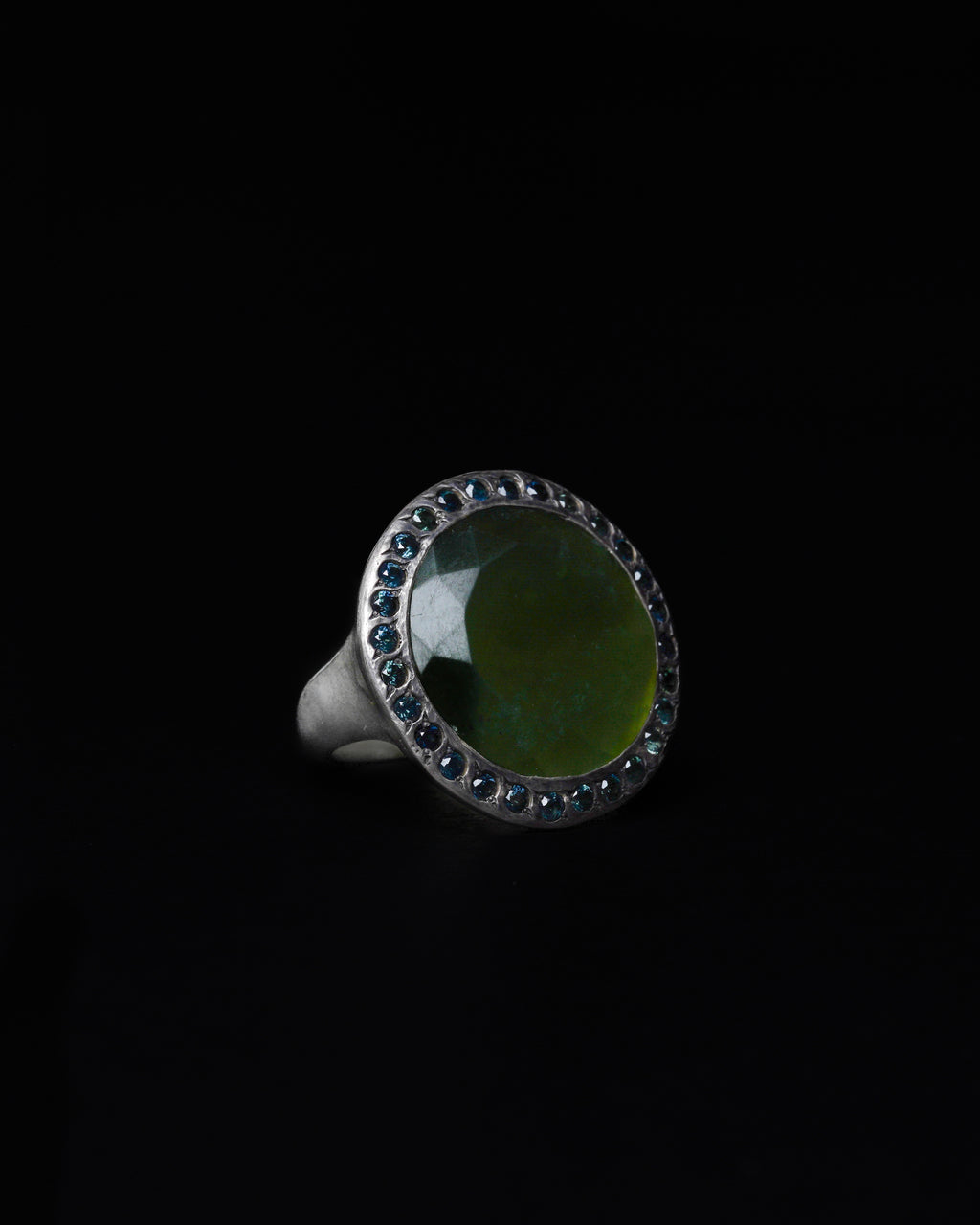 BIg Halo Ring Serpentine & Blue Sapphire