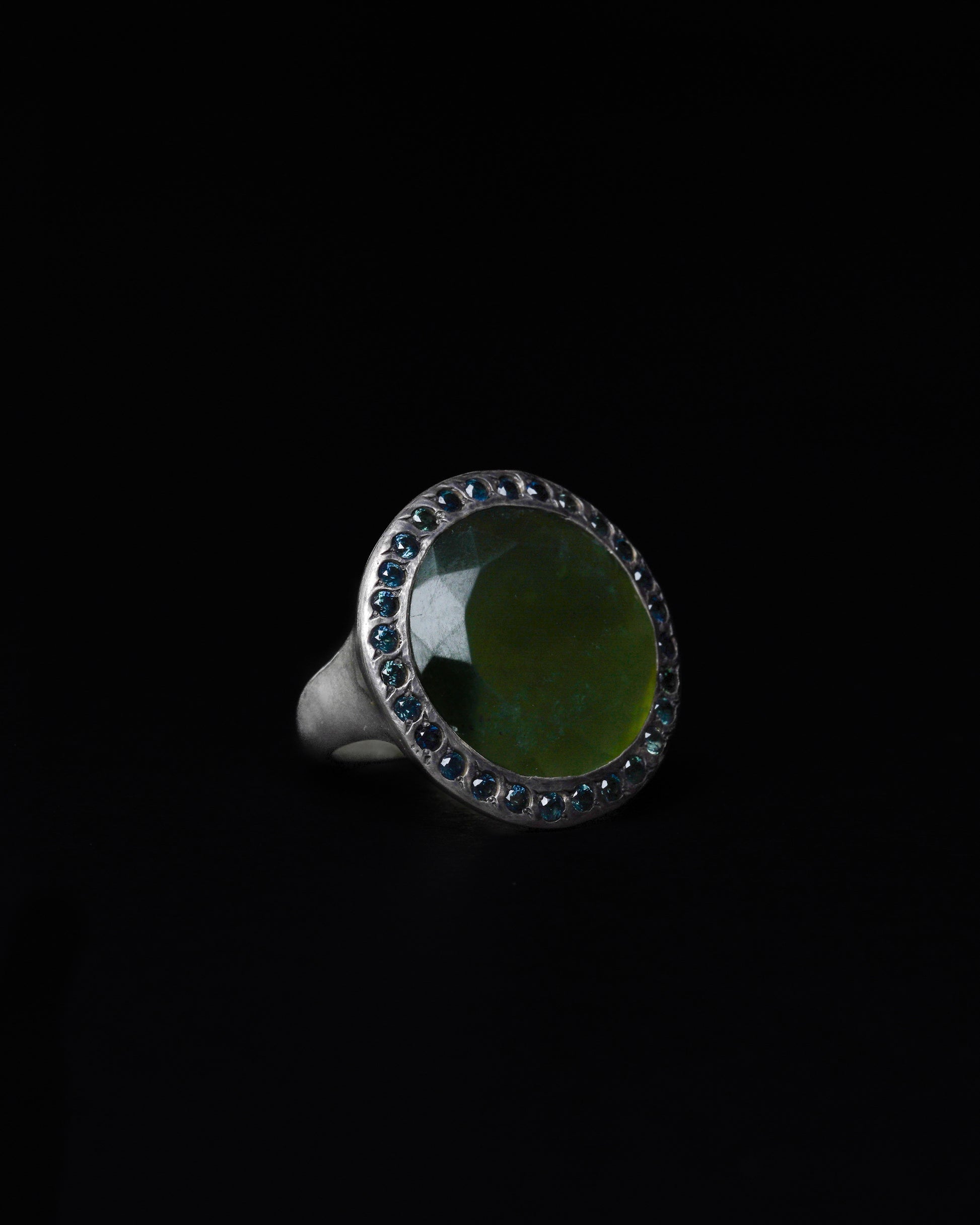 BIg Halo Ring Serpentine & Blue Sapphire